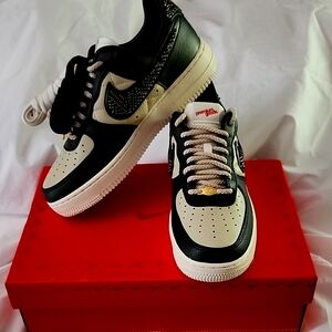 NIB Nike Premium Goods The Sophia Air Force One size 9 womens